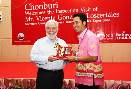 Mayor Itthiphol Kunplome presents the key to Pattaya City to Bureau of International Exposition Secretary-General Vicente Gonzalez Loscertales (left).